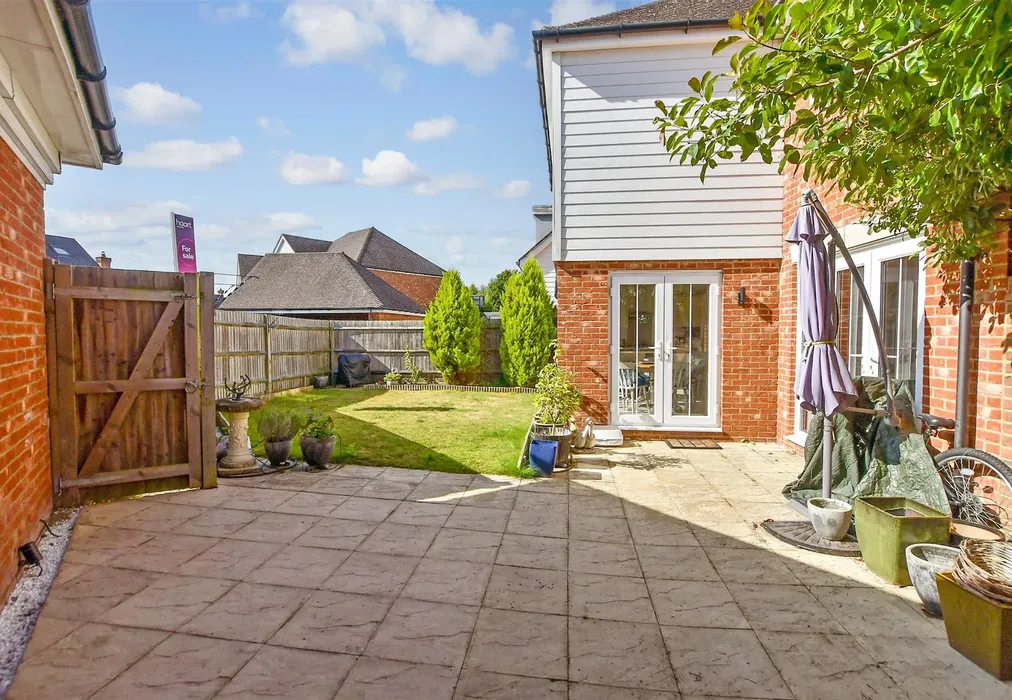 Rear Garden - Waterloo Walk, Kings Hill, West Malling, Kent - Wards of Kent
