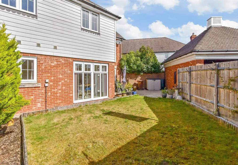 Rear Garden - Waterloo Walk, Kings Hill, West Malling, Kent - Wards of Kent