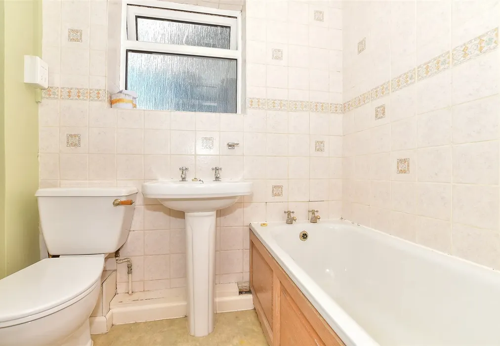 Bathroom - Poyntell Road, Staplehurst, Kent - Wards of Kent