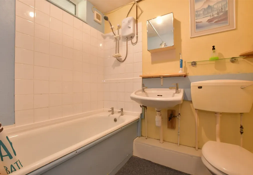 Bathroom - Sorrel Court, Basildon, Essex - Wards of Kent