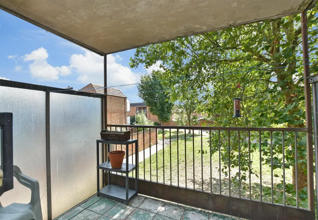 Balcony / Terrace - Sorrel Court, Basildon, Essex - Wards of Kent