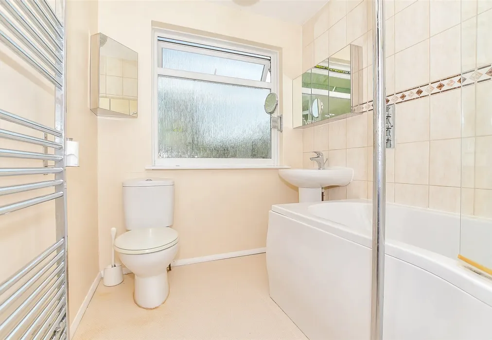 Bathroom - Turners Avenue, Tenterden, Kent - Wards of Kent