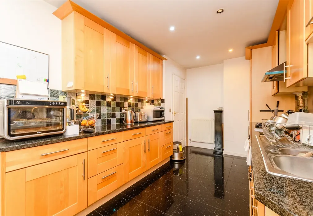 Kitchen - Sanderling Way, Greenhithe, Kent - Wards of Kent