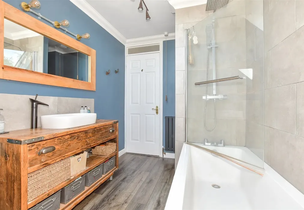 Bathroom - Rheims Court, Canterbury, Kent - Wards of Kent