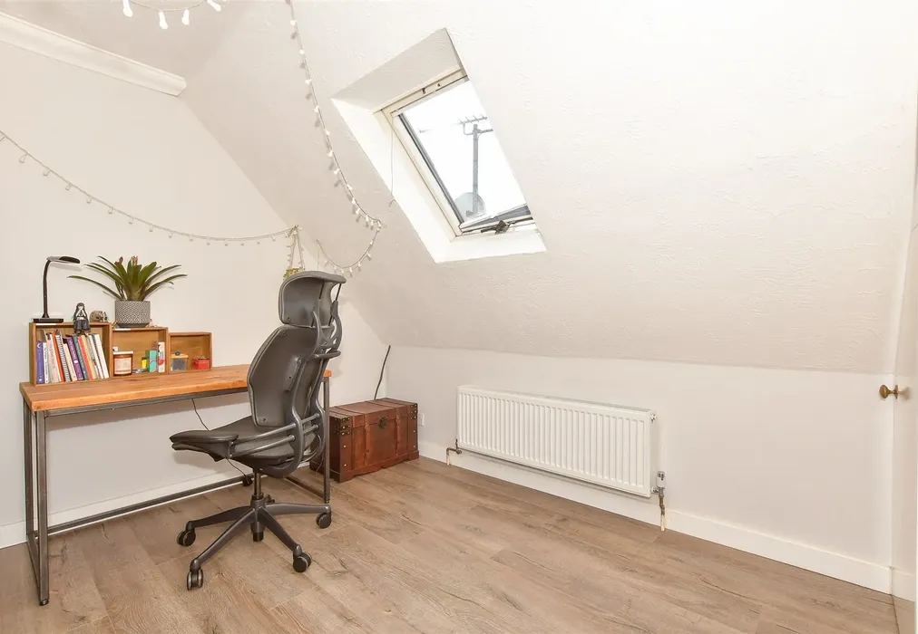 Bedroom 2 - Rheims Court, Canterbury, Kent - Wards of Kent