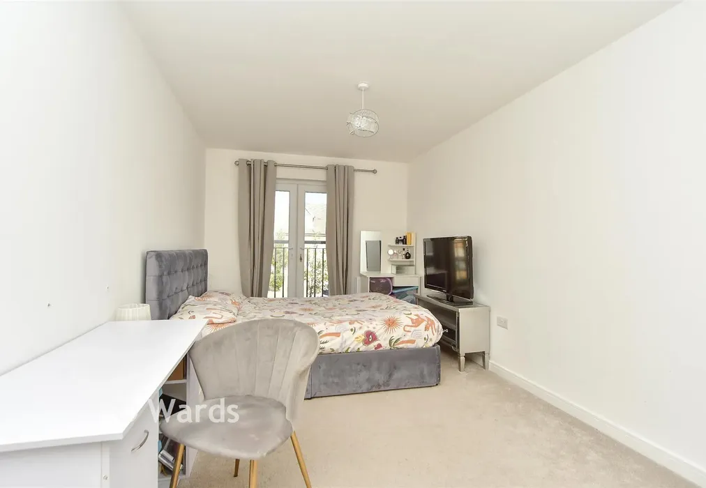 Bedroom 1 - Rapson End, Sittingbourne, Kent - Wards of Kent