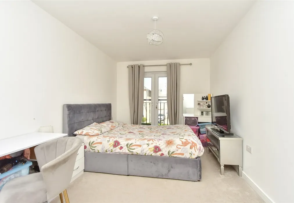 Bedroom 1 - Rapson End, Sittingbourne, Kent - Wards of Kent