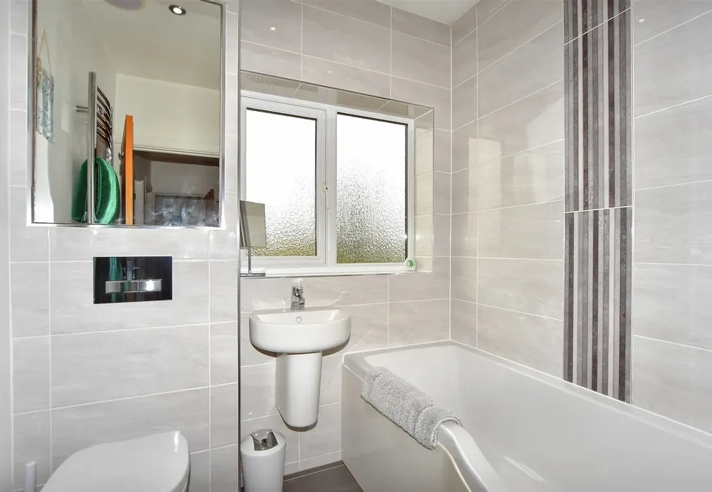 Bathroom - Blenheim Avenue, Chatham, Kent - Wards of Kent