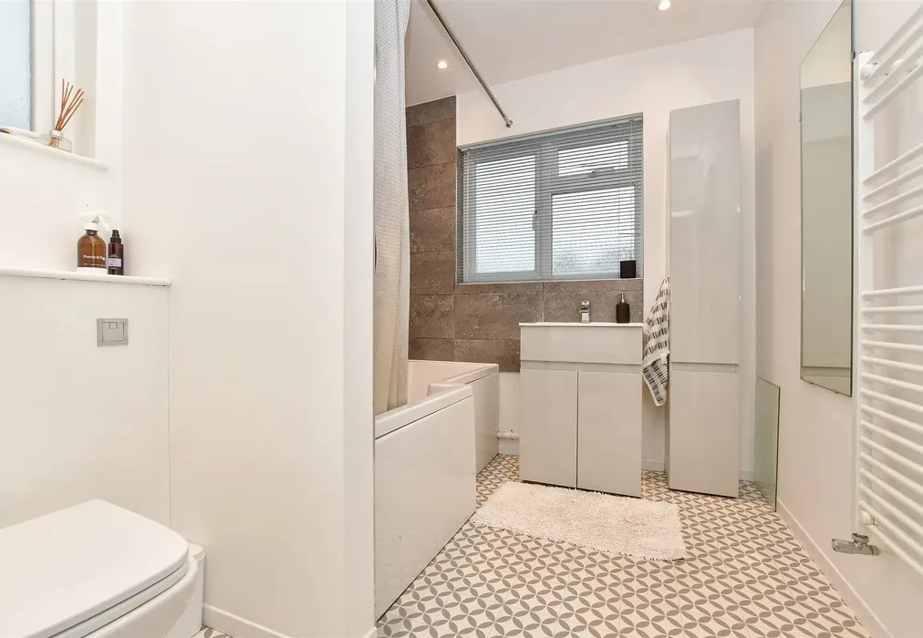 Bathroom - Kenmore Road, Kenley, Surrey - Wards of Kent