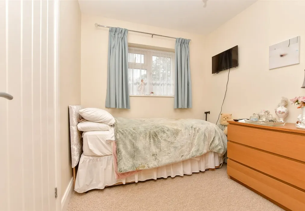 Annexe Bedroom - Kenmore Road, Kenley, Surrey - Wards of Kent