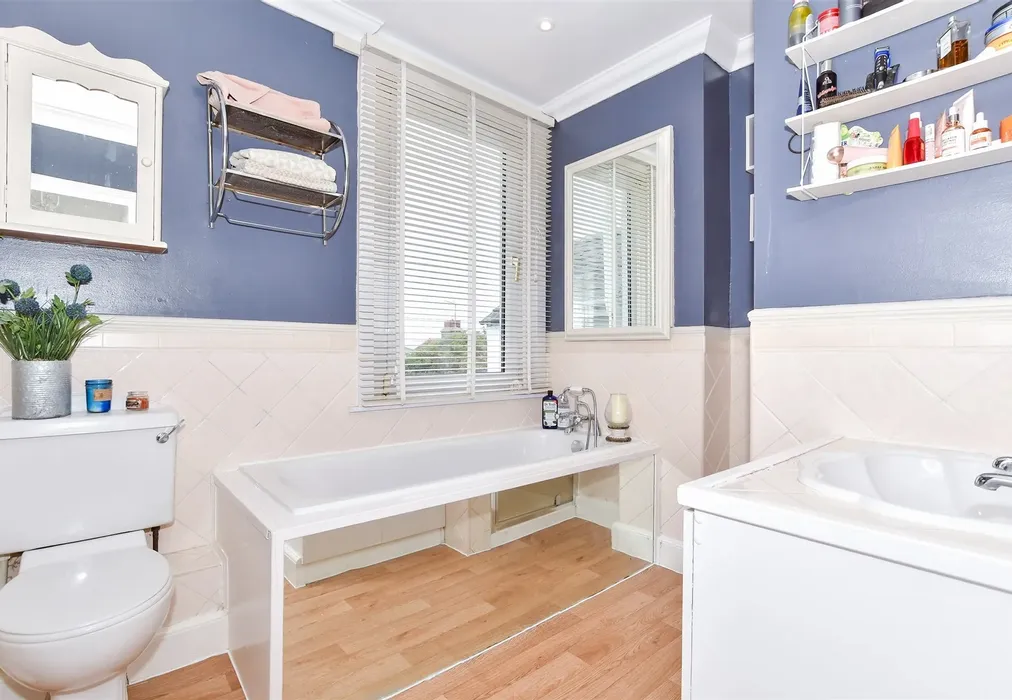 Bathroom - Charles Street, Herne Bay, Kent - Wards of Kent