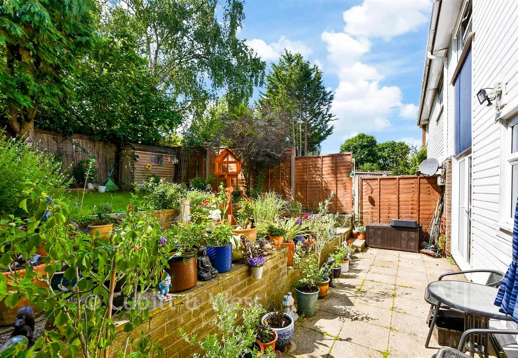 Rear Garden - Adamson Court, Crawley, West Sussex - Wards of Kent