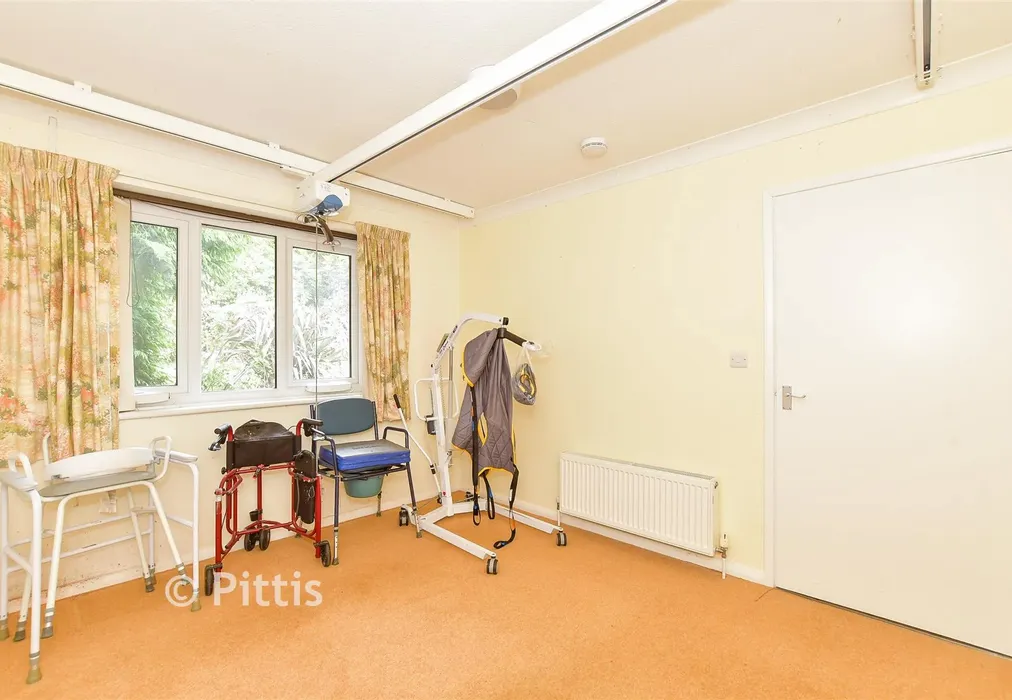 Bedroom 1 - Chatfield Lodge, Newport, Isle of Wight - Wards of Kent