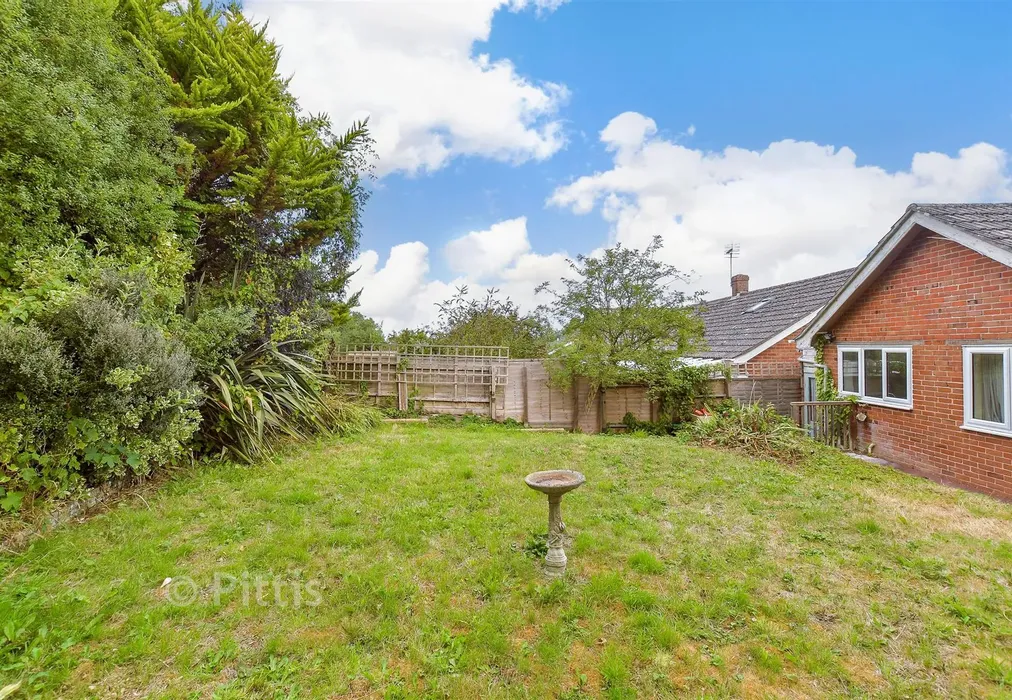 Rear Garden - Chatfield Lodge, Newport, Isle of Wight - Wards of Kent