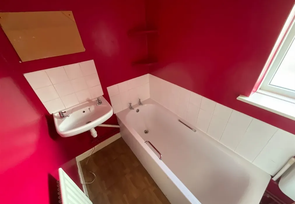 Bathroom - Ellen Avenue, Ramsgate, Kent - Wards of Kent