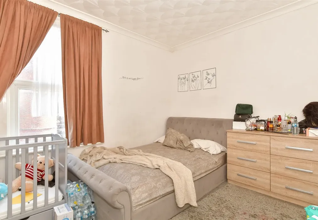 Bedroom 1 - Skinner Street, Gillingham, Kent - Wards of Kent
