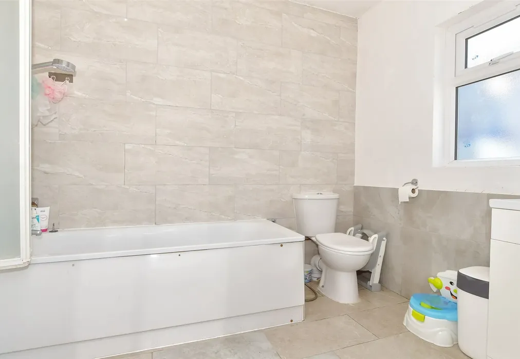 Bathroom - Skinner Street, Gillingham, Kent - Wards of Kent