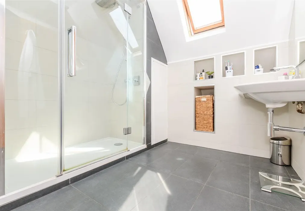 En-Suite Shower Room - Gorse Hill, Farningham, Dartford, Kent - Wards of Kent