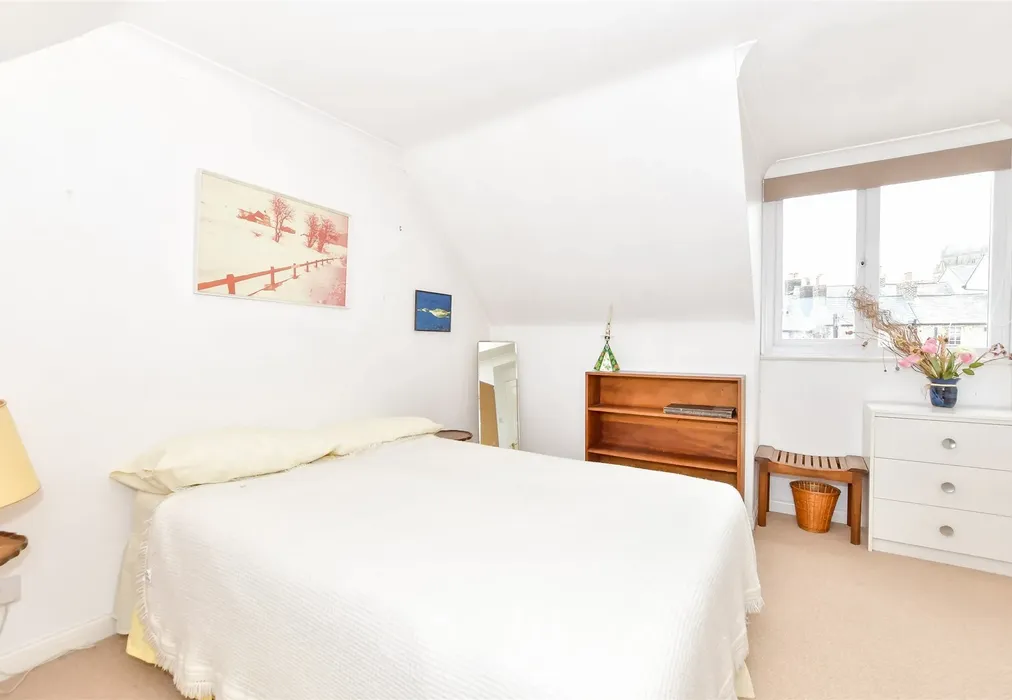 Bedroom 1 - Surrey Wharf, Arundel, West Sussex - Wards of Kent