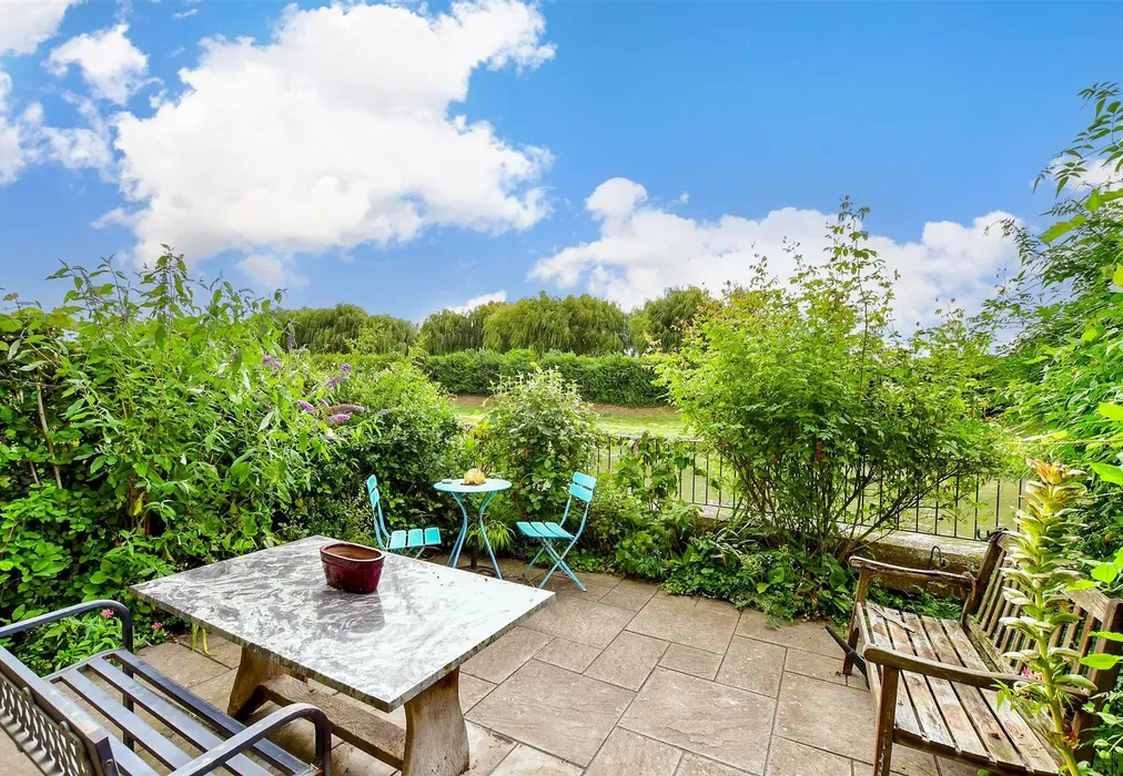 Rear Garden - Surrey Wharf, Arundel, West Sussex - Wards of Kent