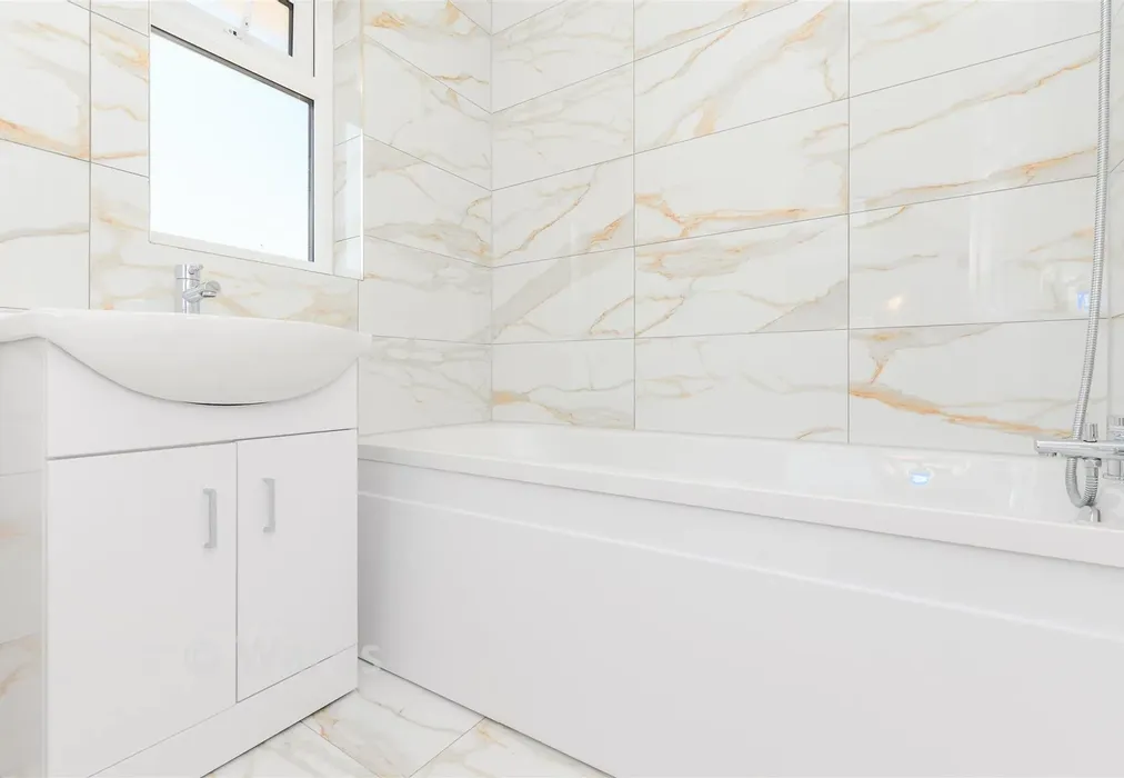 Bathroom - Beesfield Lane, Farningham, Dartford, Kent - Wards of Kent