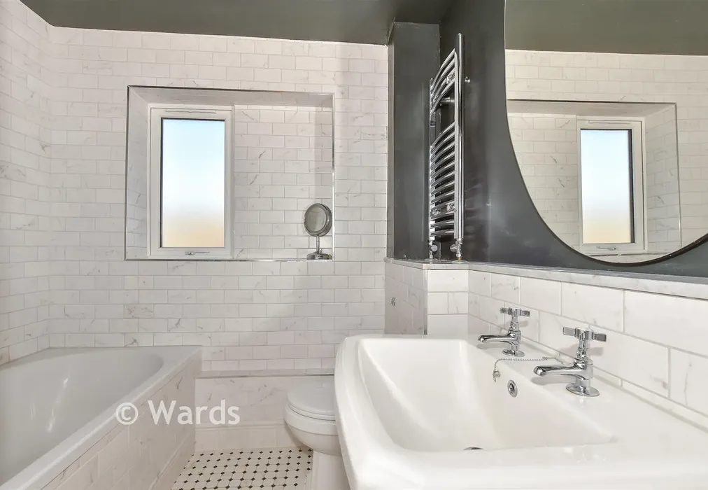 Bathroom - Valkyrie Avenue, Whitstable, Kent - Wards of Kent