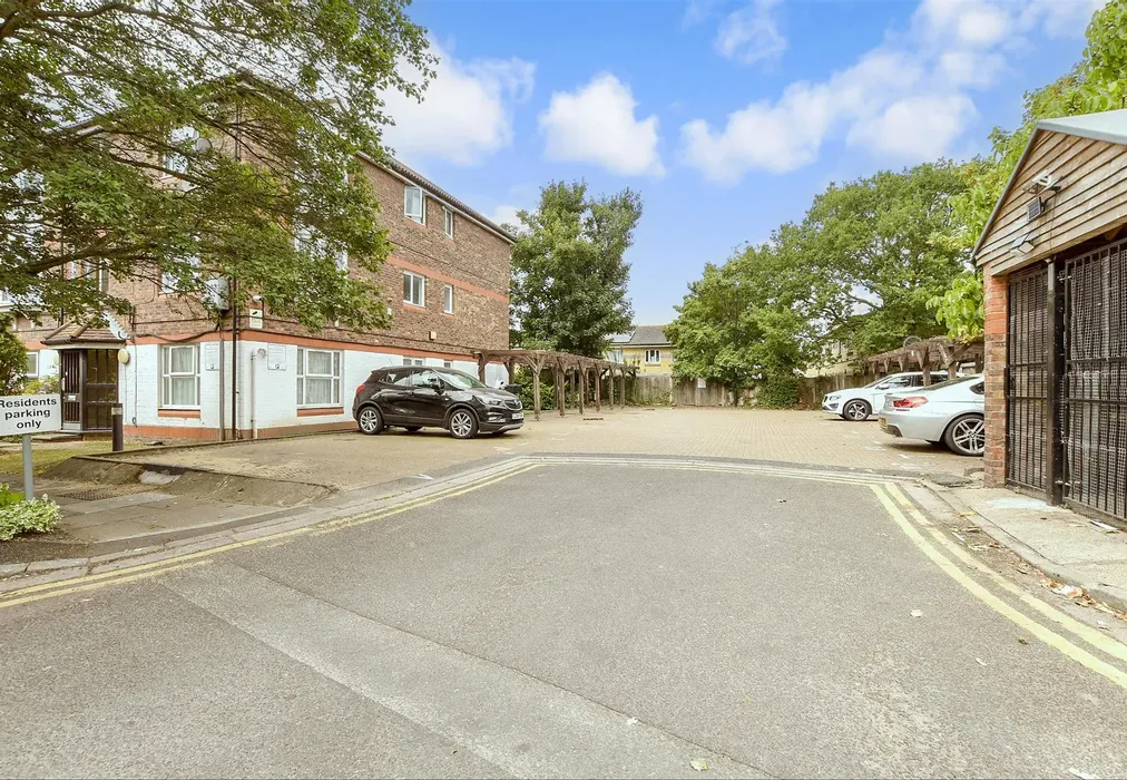 Driveway/Parking - Fiveacre Close, Thornton Heath, Surrey - Wards of Kent