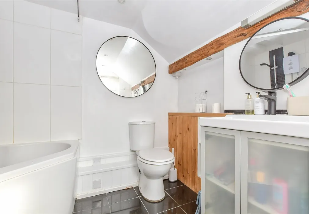 Bathroom - Cudworth Road, South Willesborough, Ashford, Kent - Wards of Kent