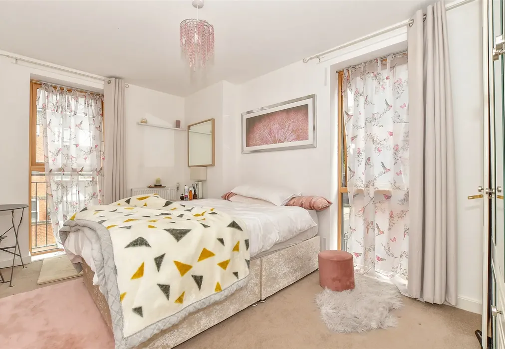 Bedroom 1 - Avebury Avenue, Tonbridge, Kent - Wards of Kent