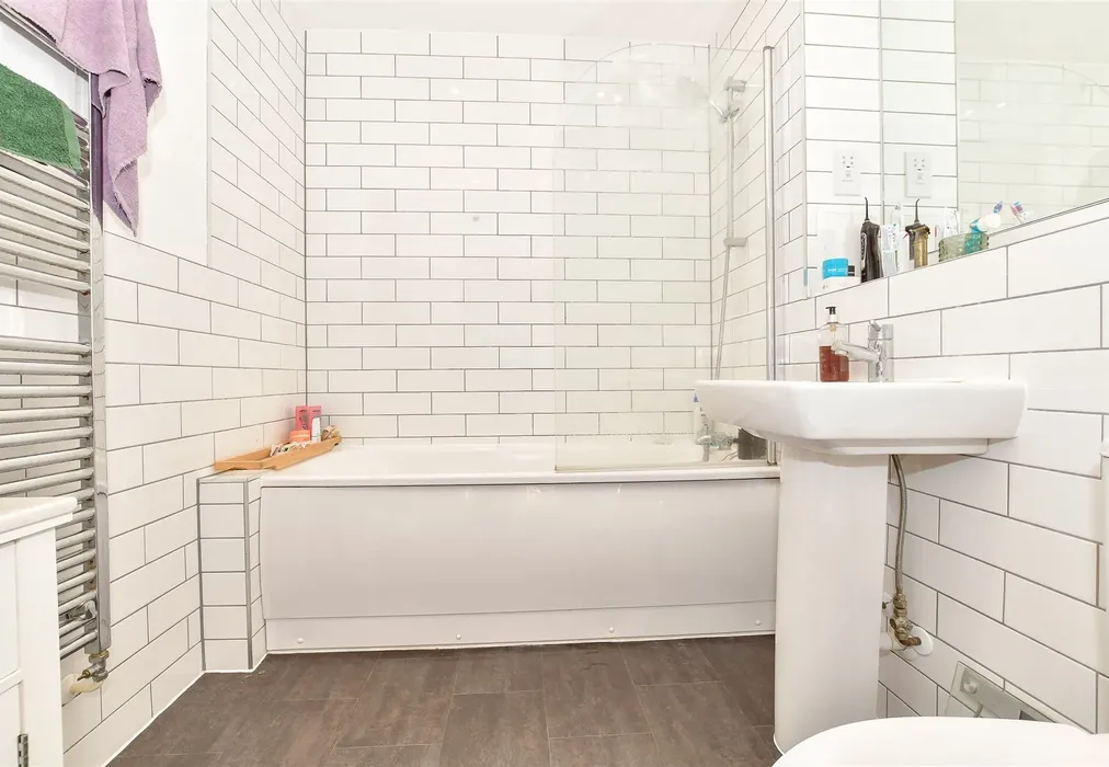 Bathroom - Avebury Avenue, Tonbridge, Kent - Wards of Kent