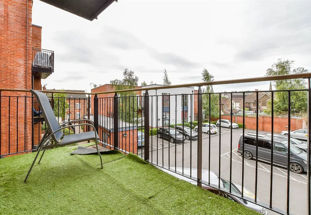 Balcony - Avebury Avenue, Tonbridge, Kent - Wards of Kent