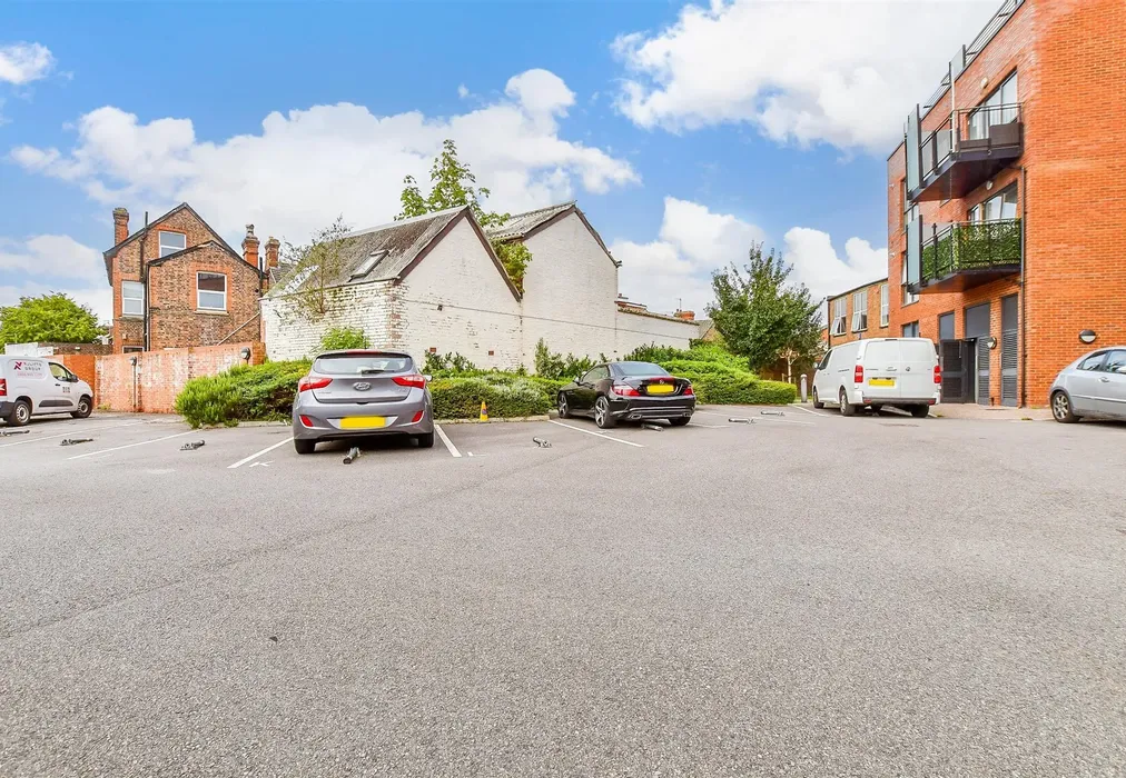 Driveway/Parking - Avebury Avenue, Tonbridge, Kent - Wards of Kent