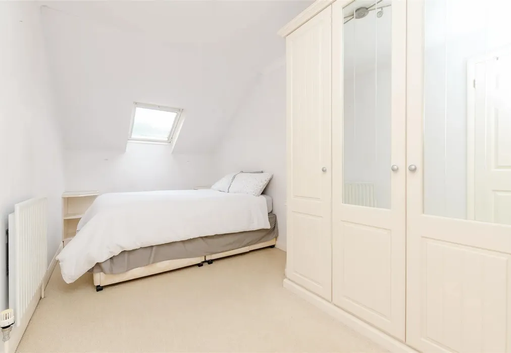 Bedroom 1 - The Briars, West Kingsdown, Sevenoaks, Kent - Wards of Kent