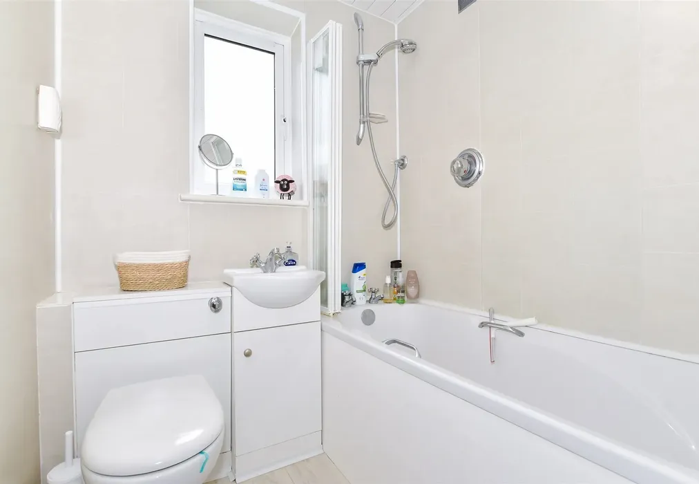 Bathroom - Stockett Lane, Coxheath, Maidstone, Kent - Wards of Kent