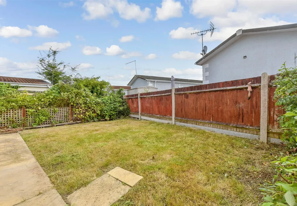 Rear Garden - Woodlands Park, Biddenden, Ashford, Kent - Wards of Kent
