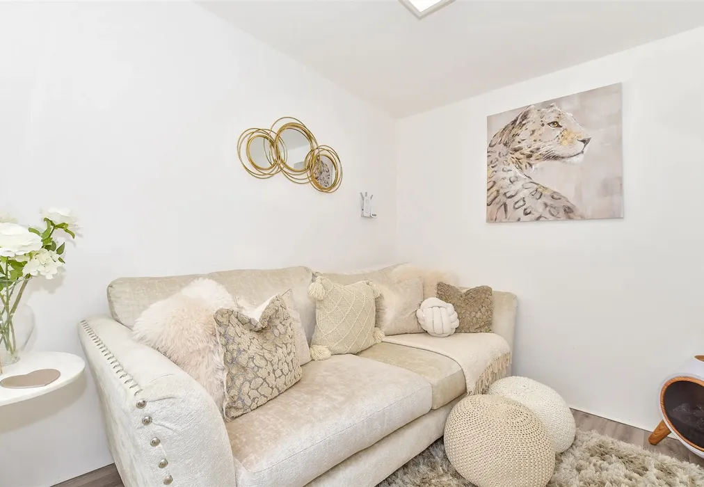 Summer House - Blenheim Place, Headcorn, Kent - Wards of Kent