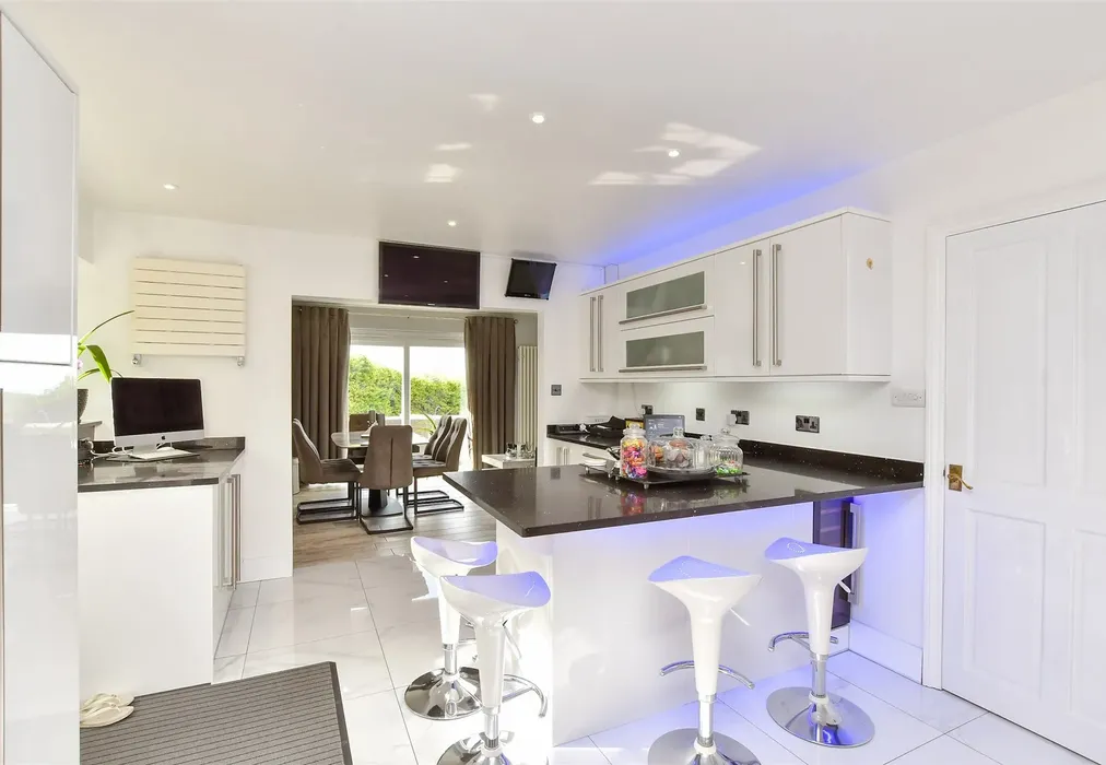 Kitchen - Rosedene Close, Woodingdean, Brighton, East Sussex - Wards of Kent