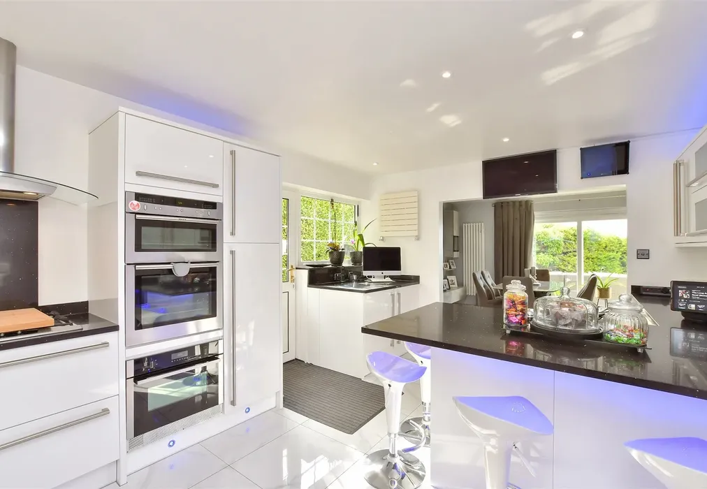 Kitchen - Rosedene Close, Woodingdean, Brighton, East Sussex - Wards of Kent