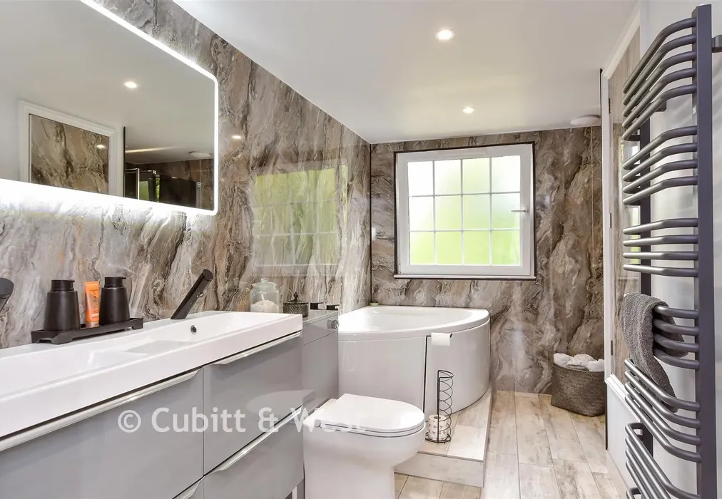 Bathroom - Rosedene Close, Woodingdean, Brighton, East Sussex - Wards of Kent