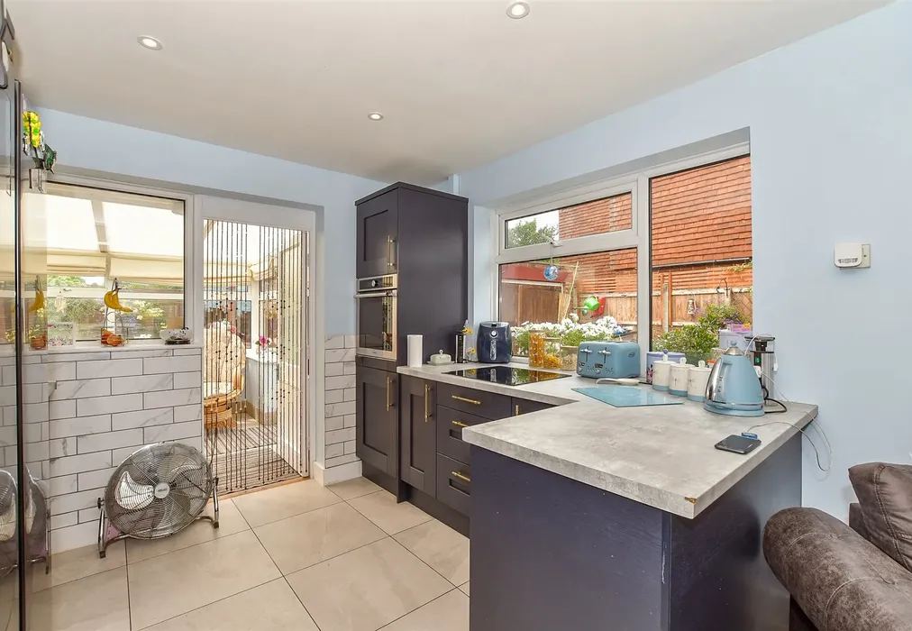 Kitchen - Rushford Close, Headcorn, Kent - Wards of Kent