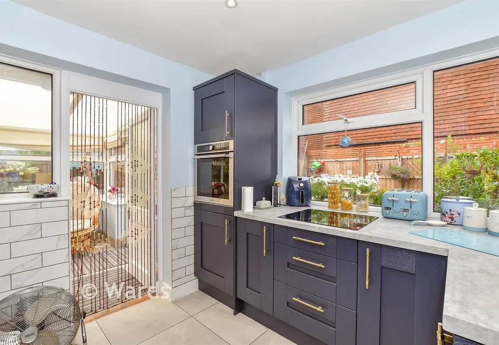 Kitchen - Rushford Close, Headcorn, Kent - Wards of Kent