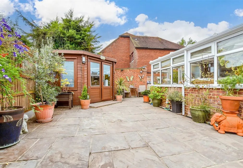Workshop/Outbuildings - Rushford Close, Headcorn, Kent - Wards of Kent