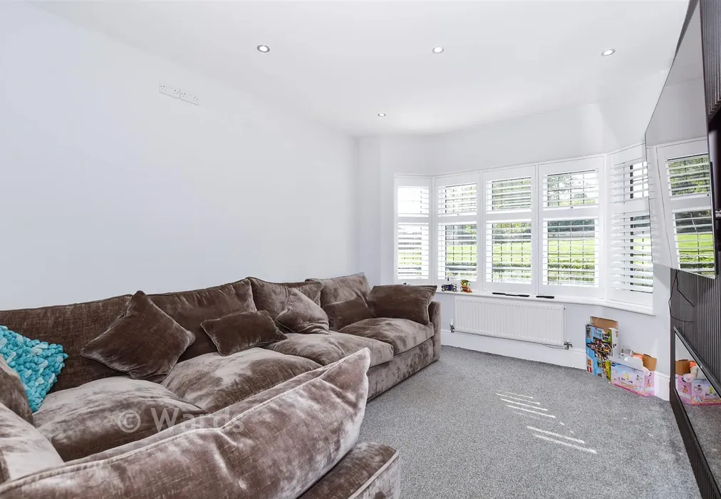 Lounge 5 - Empress Road, Aylesford, Kent - Wards of Kent
