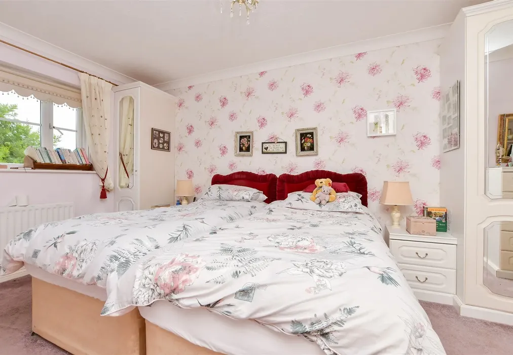 Bedroom 1 - Whytecliffs, Broadstairs, Kent - Wards of Kent