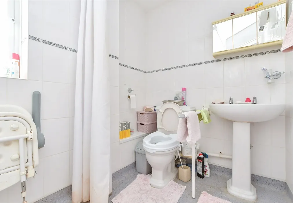 En-Suite - Whytecliffs, Broadstairs, Kent - Wards of Kent