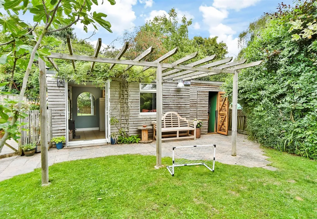 Summerhouse - Broadview Avenue, Rainham, Gillingham, Kent - Wards of Kent
