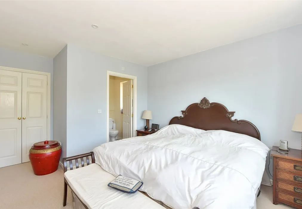 Bedroom 1 - Great Lime Kilns, Southwater, Horsham, West Sussex - Wards of Kent