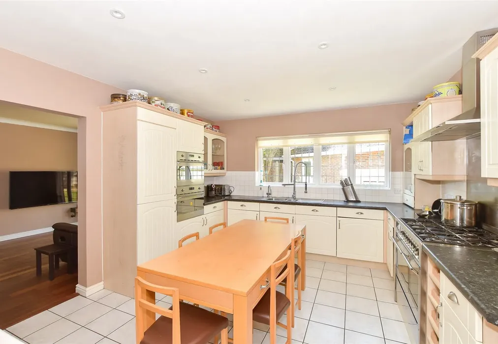 Kitchen - Great Lime Kilns, Southwater, Horsham, West Sussex - Wards of Kent