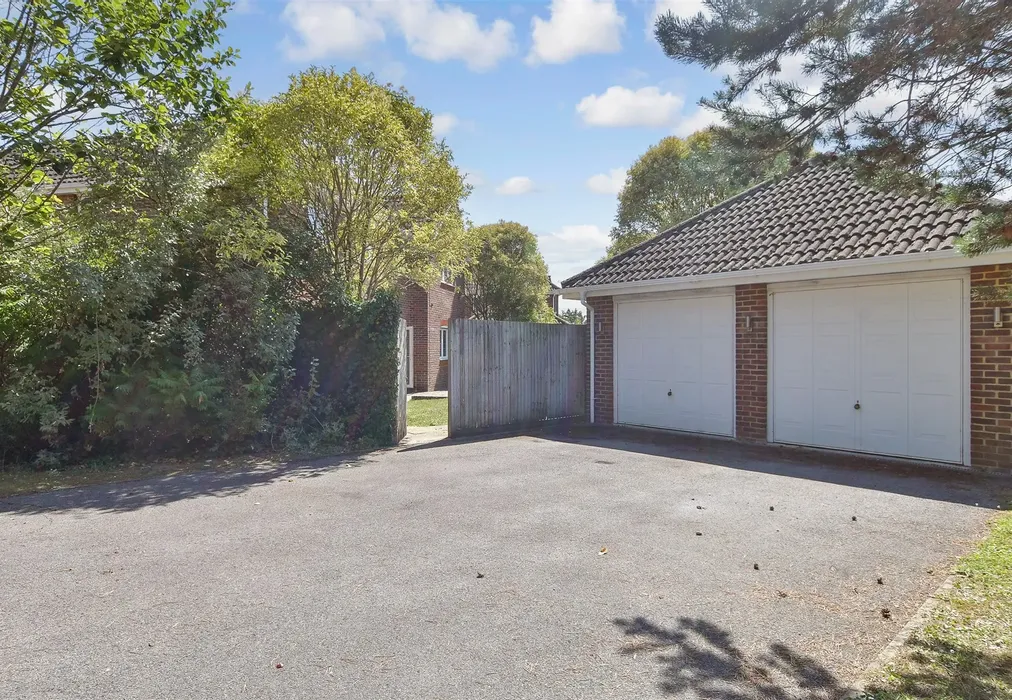 Driveway/Parking - Great Lime Kilns, Southwater, Horsham, West Sussex - Wards of Kent