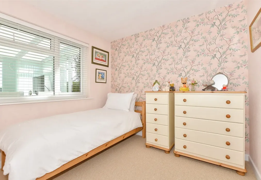 Bedroom 2 - Capel-Le-Ferne, Folkestone, Kent - Wards of Kent